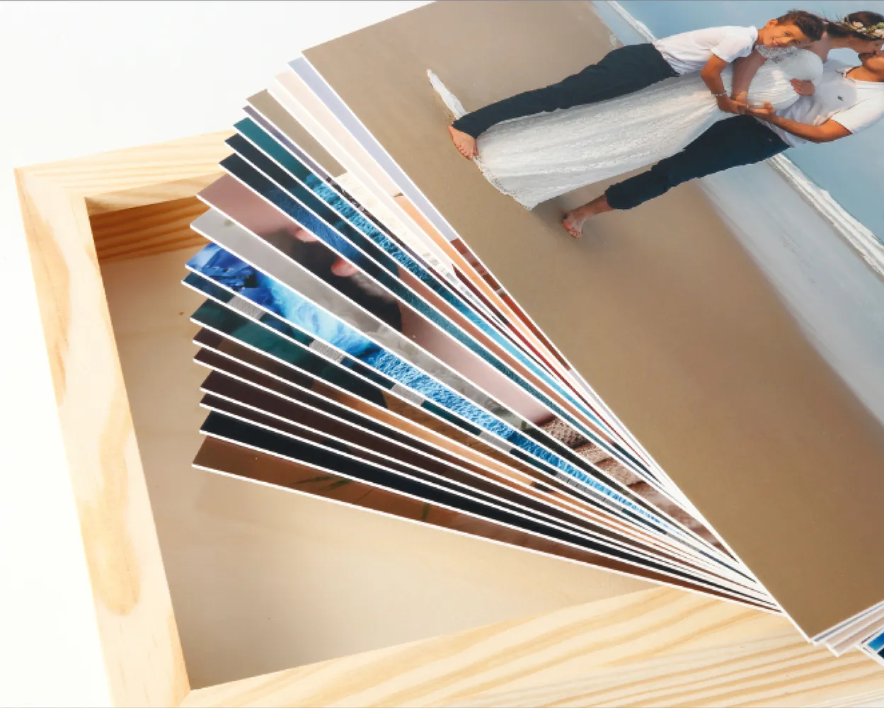 Caja madera marco con fotos sobre cartulina rigida